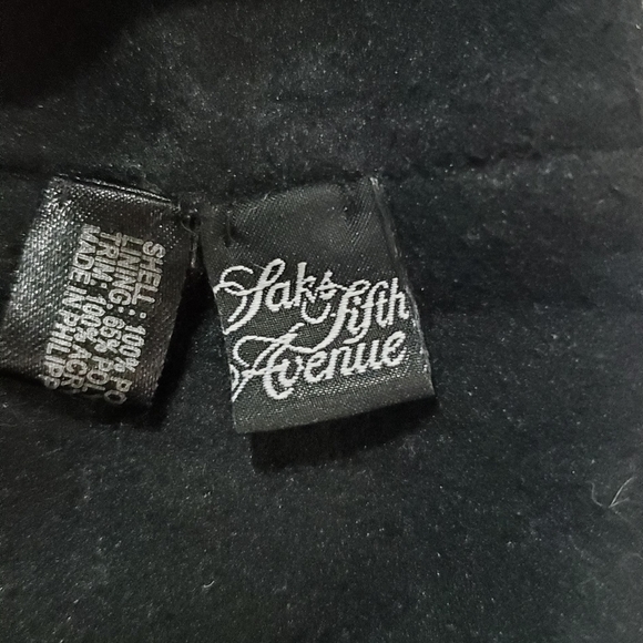 Saks Fifth Avenue Black and White Snowflake Bobble Hat Designed In 2008. - Picture 2 of 3